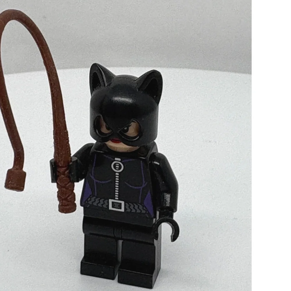 LEGO DC Super Heroes Catwoman Minifigure Batman Purple Black Suit with Whip